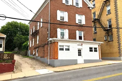558 East School St 1