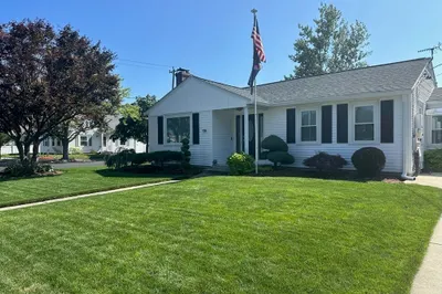 108 Benjamin St 1