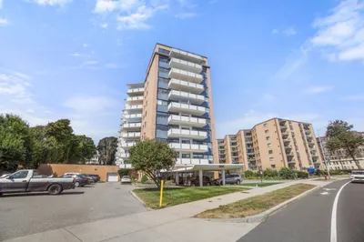 300 Lynn Shore Drive #406