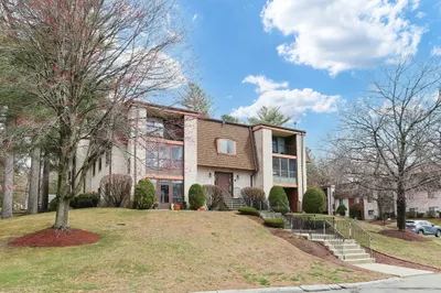 4 Greenbriar Dr #205 1