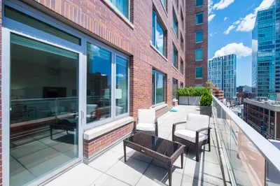 1 Charles St S #910