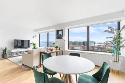 85 East India Row #25E 1