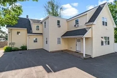 582 Centre St