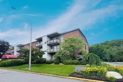 44 Broadlawn Dr #18B 1