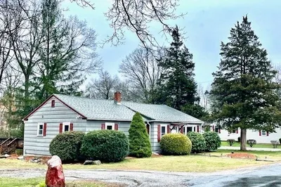 10 Herricks Ln 1