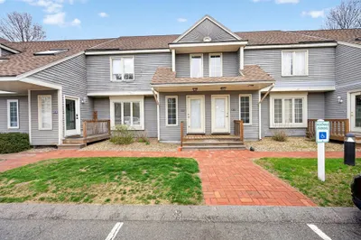 3 StrathmorE ShirE Dr #E 1