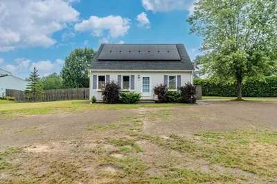 43 Elaine Dr