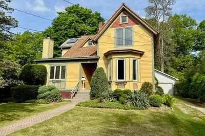 60 Massasoit St 1