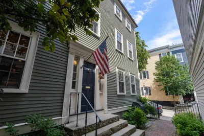 16 Cordis St