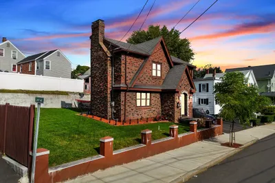 109 Eustis St 1