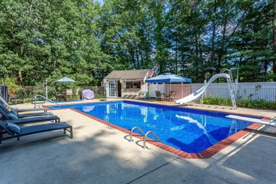 2 Sherwood Dr