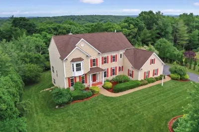 35 Howarth Dr 1