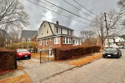 7 Parkway Cres 1