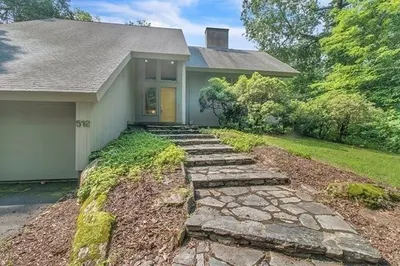 512 Mountain Rd 1