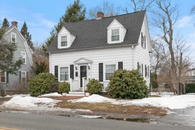 125 Kingsbury Ave 1