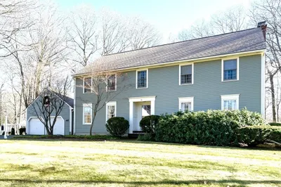 16 Dartmoor Dr