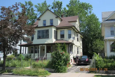 171 Massasoit St 1