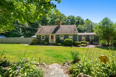 32 Dickinson Dr 1