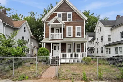 26 Hebron St 1