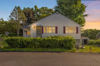 32 Hillcrest Rd 1