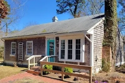 66 Elaine Rd 1