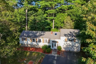 12 Hamlin Ln
