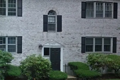 11 Lakeshore Ct #4