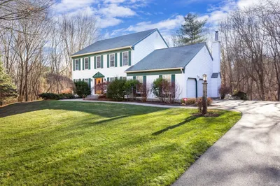 4 Maple Brook Ln