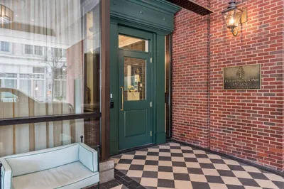 220 Boylston St #1004