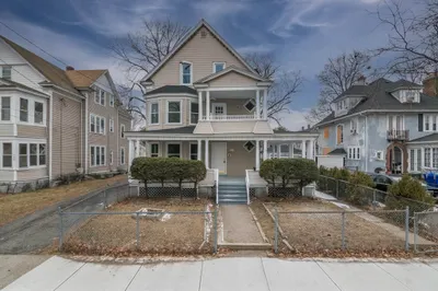186 Oak Street 1