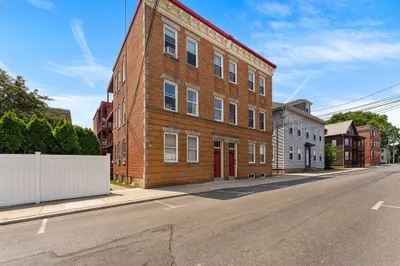 16 Leavitt St #2 1