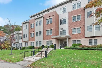 321 Hammond Pond Pkwy #106 1