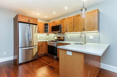 120 W 7th St #105