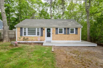 13 Coach House Ln