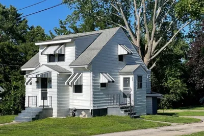 912 Pleasant St