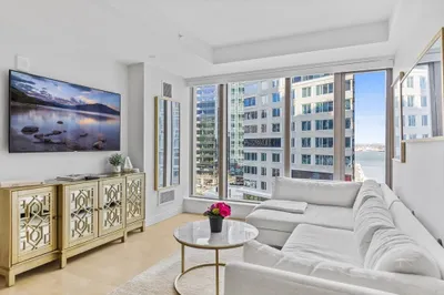 133 Seaport Boulevard #812 1