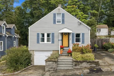 28 Eastman Ave 1