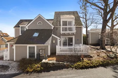 4 Hyannis Point Rd #4 1
