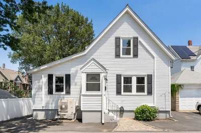 9 Queenwood Ter