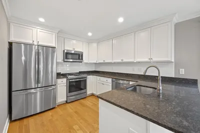 25 Howland St #3 1