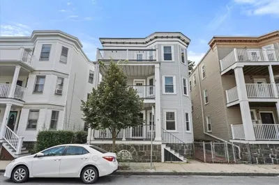 9 Hallam St #3