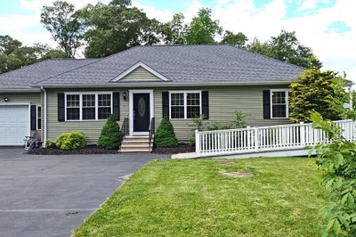 7 Herricks Ln 1