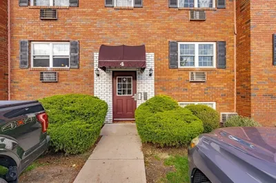 4 MaplE CrEst Cir #E