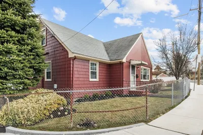 215 Lynnfield St 1