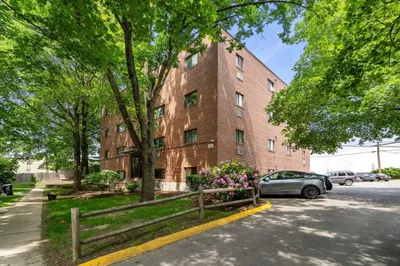 8r Riverside St #2-2 1