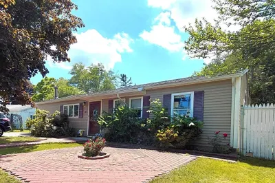 20 Laurie Ln
