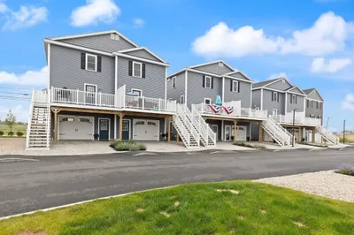 207 Beach Rd #D2 1
