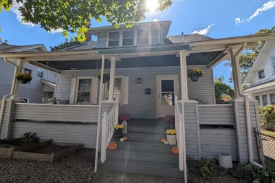 35 Carlton St