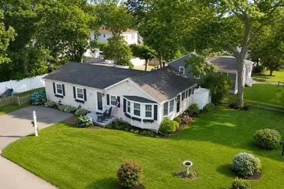 25 Clover Ln