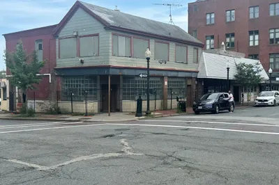672-674 Pleasant St 1